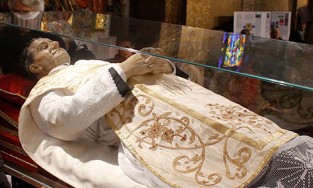 20 mai Saint Bernardin de Sienne Web-reliquary-don-bosco-john-saint-philippe-lissac-afp